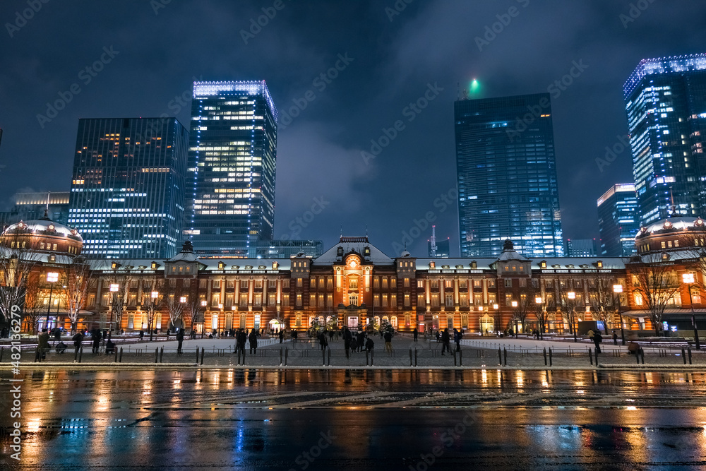 Fototapeta premium 東京都 雪の日の東京駅 夜景（2022年1月6日）