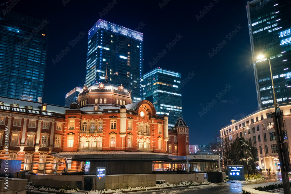 Fototapeta premium 東京都 雪の日の東京駅 夜景(2022年1月6日)