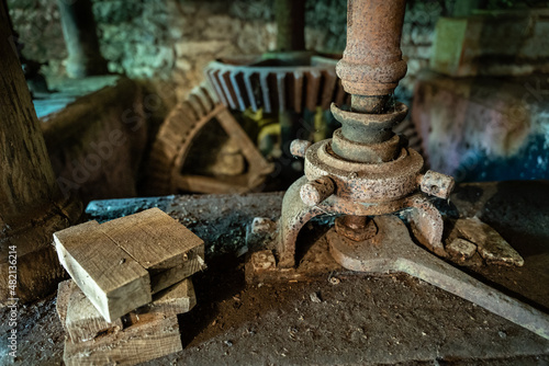 Des vestiges du passé, un vieux silo à grains, un vieux moulin à eau en France, dans le Poitou.