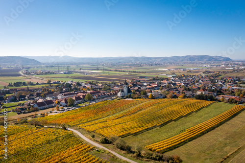 Stetten im Weinviertel. Bekannter Heurigen und Weinort in Niederösterreich. Luftaufnahme der herbstlichen Weingärten.