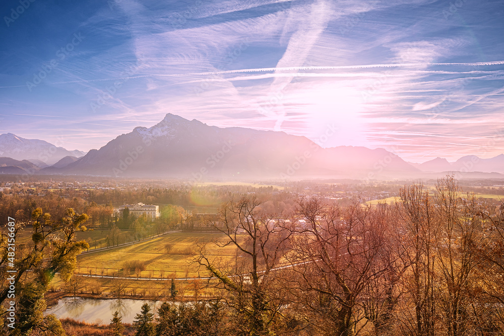 Naklejka premium Blick auf den Untersberg und Salzburgs Süden