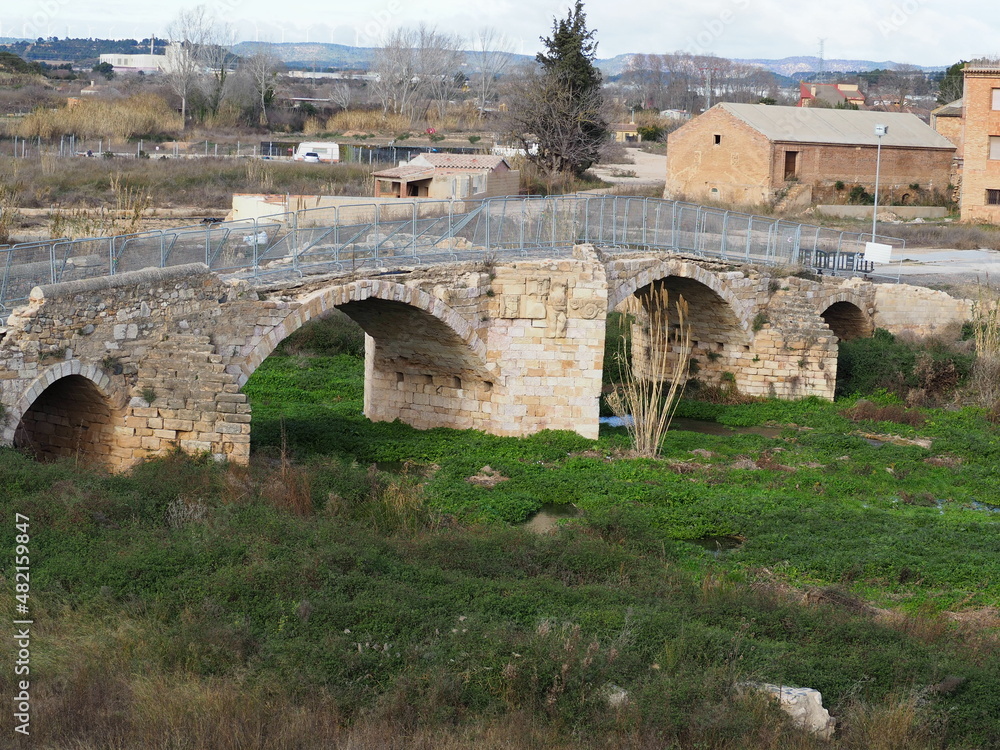 puente viejo, de origen romano, sobre el río francolí, hoy en obras ya que fue destruido por una riada en el año tres años, montblanch, tarragona, españa, europa