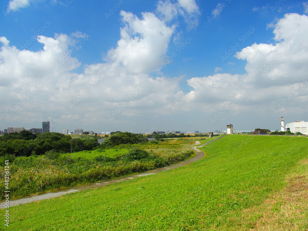 10月の朝の江戸川土手から見る荻原のある河川敷と対岸のマンション群風景