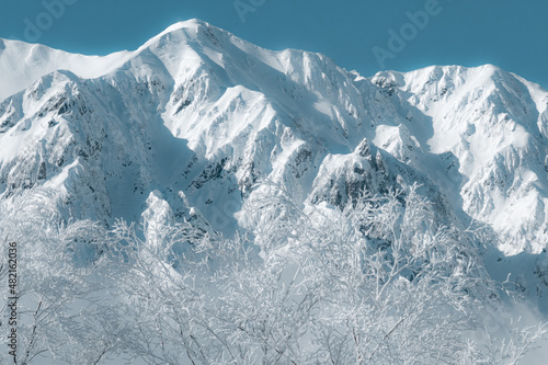 美しい冬山の風景 © Casey
