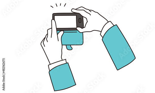 スマートフォンで写真を撮る女性の手元