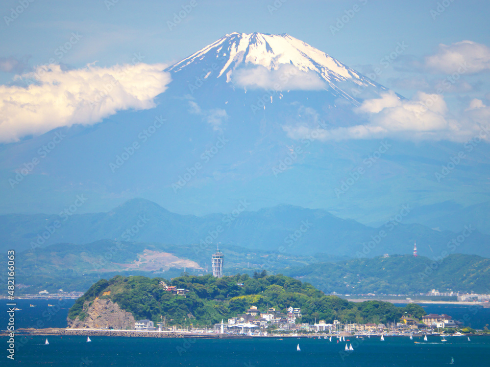日本、神奈川県、初夏の江ノ島と富士