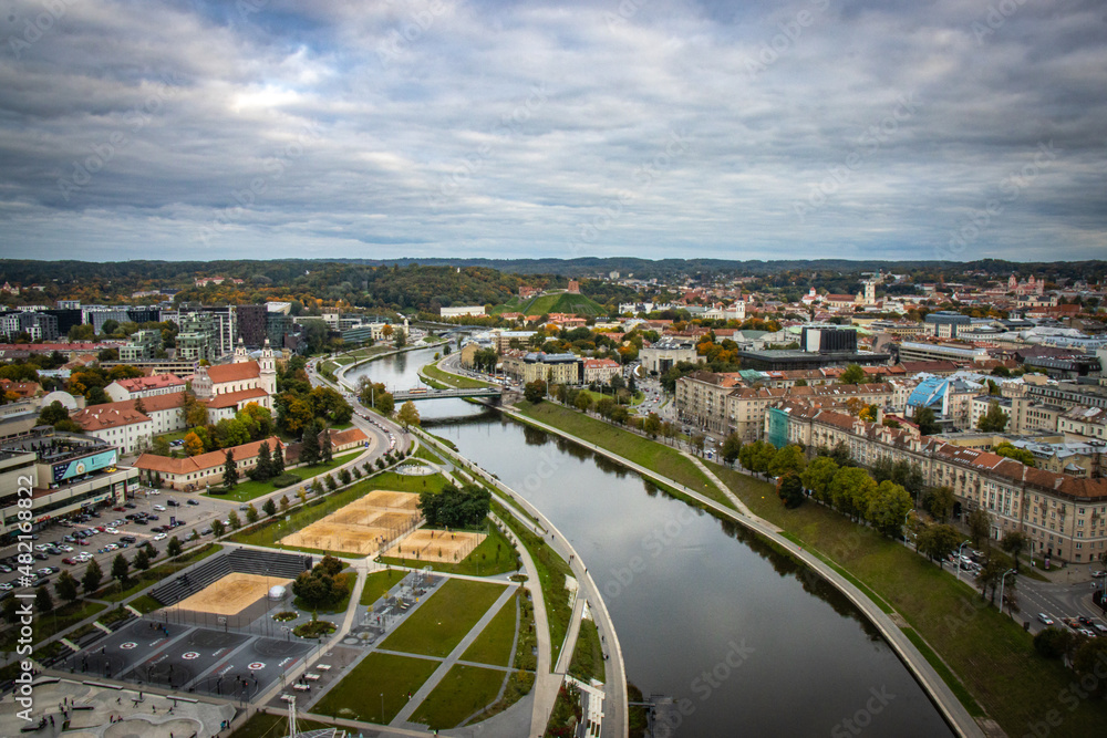 Obraz premium hot air balloon, lithuania, vilnius, baltic countries, baltics, europe, adventure, outdoors