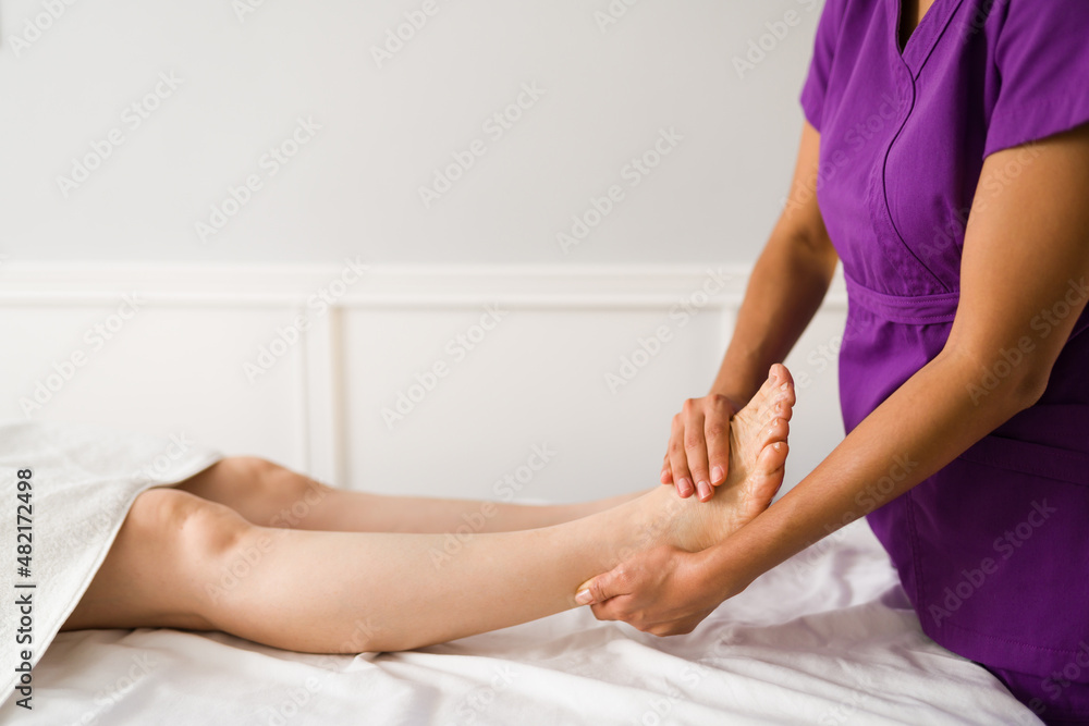 Obraz premium Female therapist working at the spa