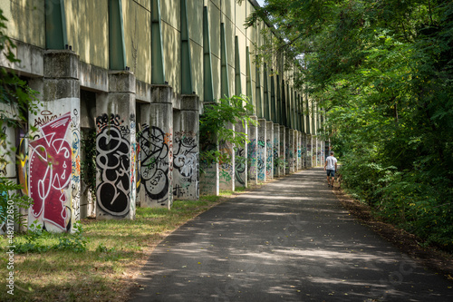Tableau sur toile Le chemin de halage à coté de l'A4 à Paris.