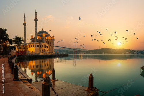 Fotografia Ortakoy Mosque and Bosphorus bridge