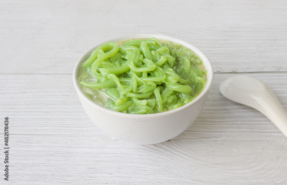 Lod Chong from Thailand It is pandan leaf vermicelli in coconut milk, a Thai dessert. Lod Chong from Thailand It is pandan leaf vermicelli in coconut milk, a Thai dessert.