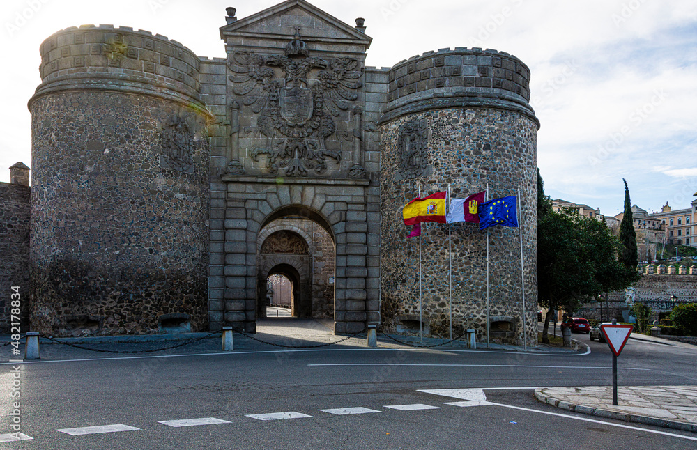 Walls and main entrance gate to the historic city of Toledo. Spain. - obrazy, fototapety, plakaty 