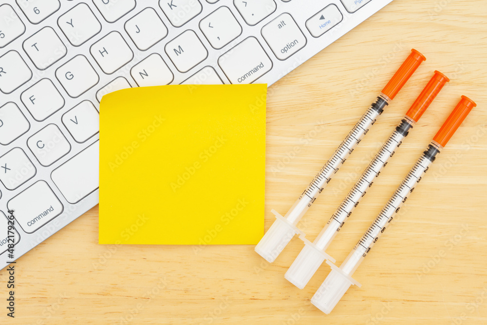 Injection Sticky Note Disposable vaccine needle on desk with a sticky note and keyboard Stock ...