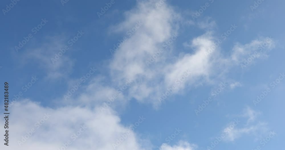 Schönwetterwolken ziehen über den blauen Himmel und der Himmel bedeckt sich Schönwetterwolken ziehen über den blauen Himmel und der Himmel bedeckt sich
