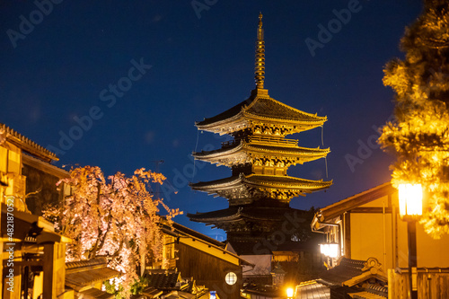 京都・八坂の塔と桜