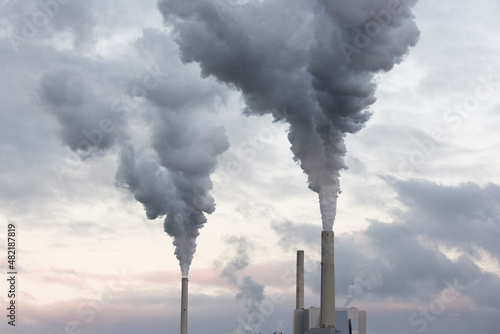 Foto Chimneys of a coal power station causing global warming