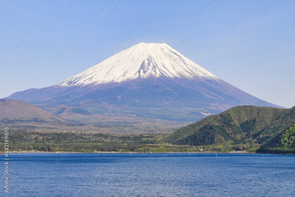春の富士山と本栖湖　山梨県