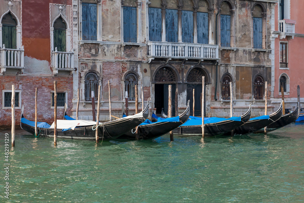 Gondeln vor einem alten Palast, Canal Grande, Venedig