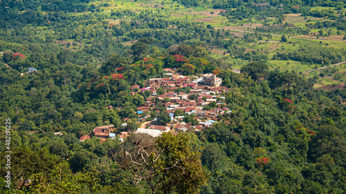 Tableau sur toile Village de brousse dans la région des plateaux, à Kpalimé, Togo, Afrique de l'ou