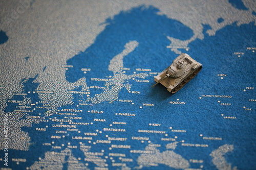 Fotografia, Obraz the tank model and map on Europe, Russia-Ukrainian boundary