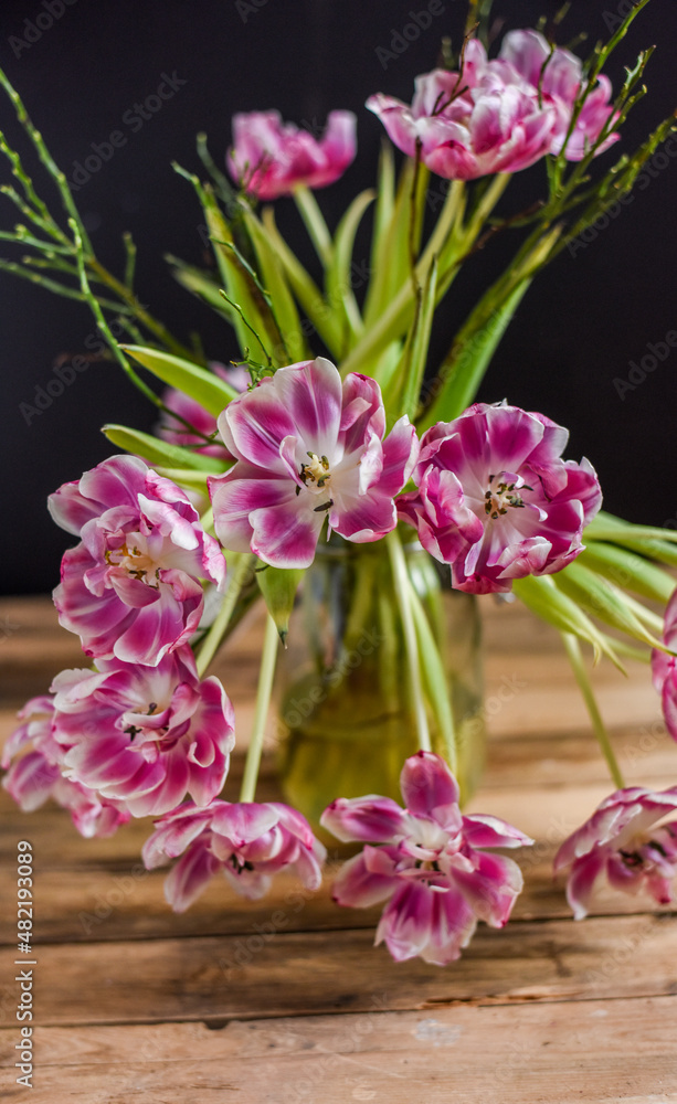 Obraz premium Blumenstrauß mit verblühten Tulpen, Blumen im Frühling