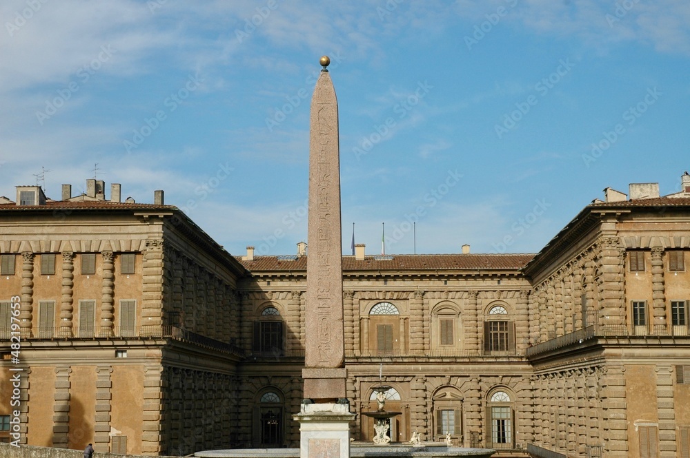 Piazzale nel giardino di Palazzo Pitti  con obelisco egiziano . Firenze