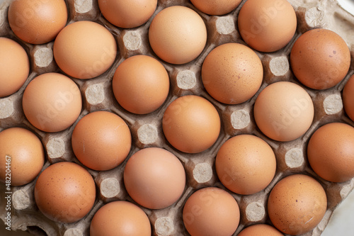Huevos de gallina en jaba vista cenital diagonal photo