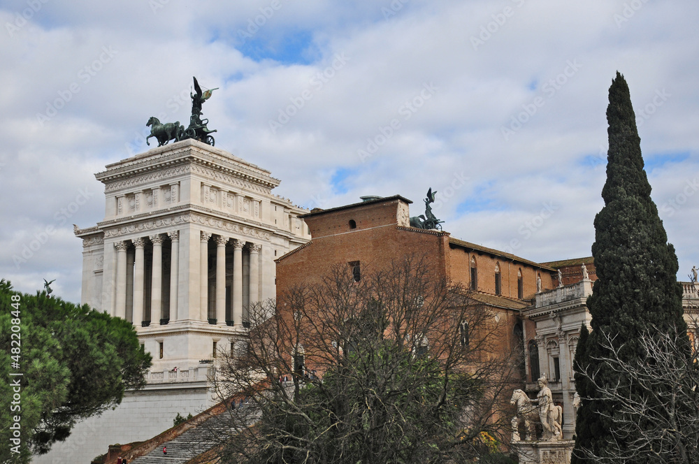Roma, il Vittoriano e la Basilica dell'Ara Coeli dal Campidoglio