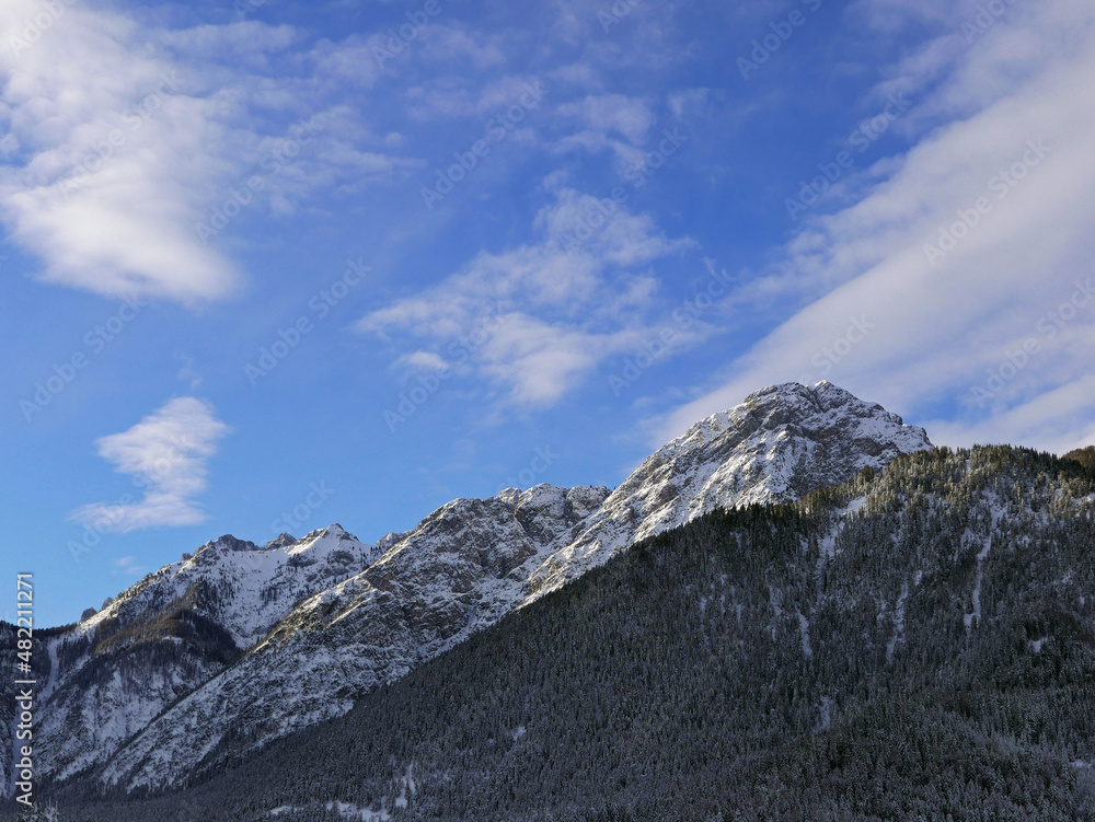 scenico panorama dolomitico immerso nella neve