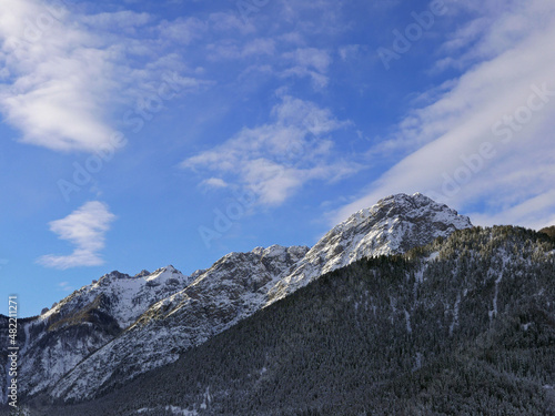 scenico panorama dolomitico immerso nella neve