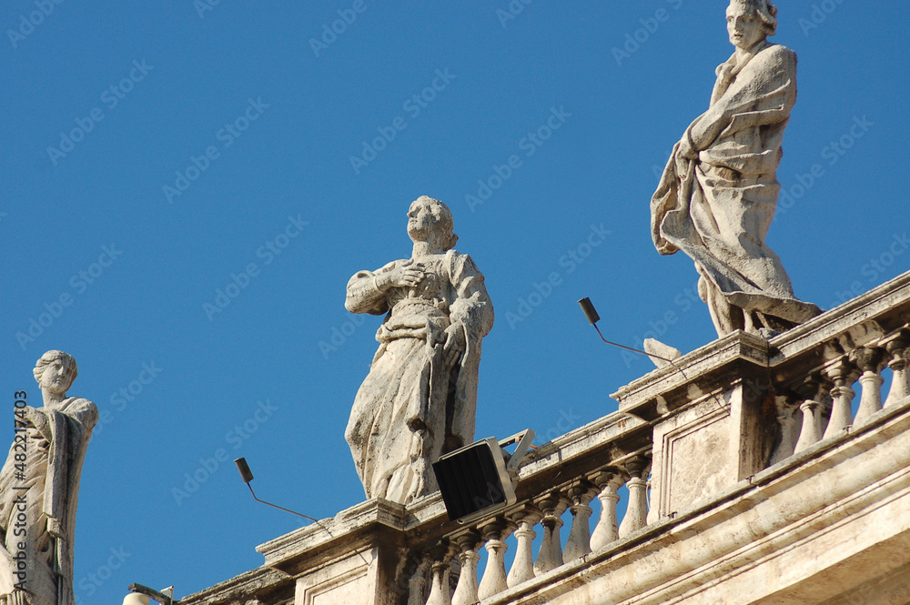 Statues Ste. Fausta de Sirmium,St. Candida, St. Apollonius d'Alexandria