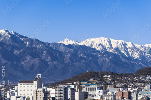 松本市の町並みと山岳地帯