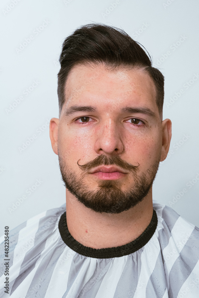 Obraz premium Professional barber styling hair of his client 