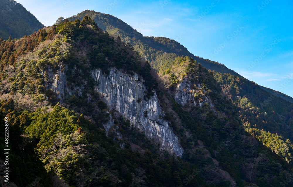 山と岩壁(奈良県川上村) 山と岩壁(奈良県川上村)