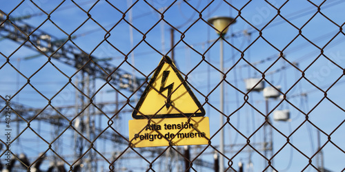 Señal de peligro de alta tensión en una estación eléctrica.  photo