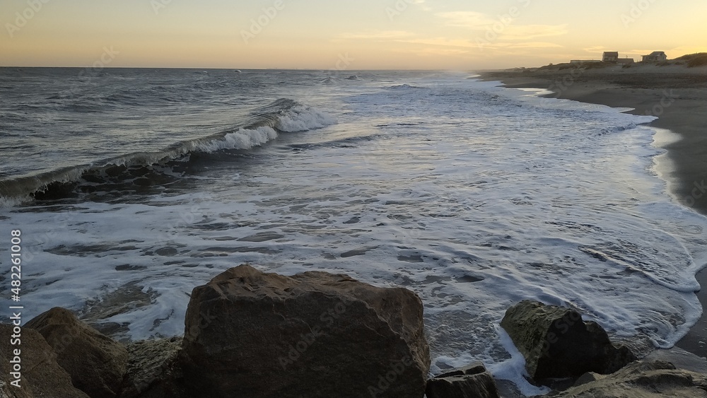 Atardecer junto al mar y sus bellas olas Atardecer junto al mar y sus bellas olas