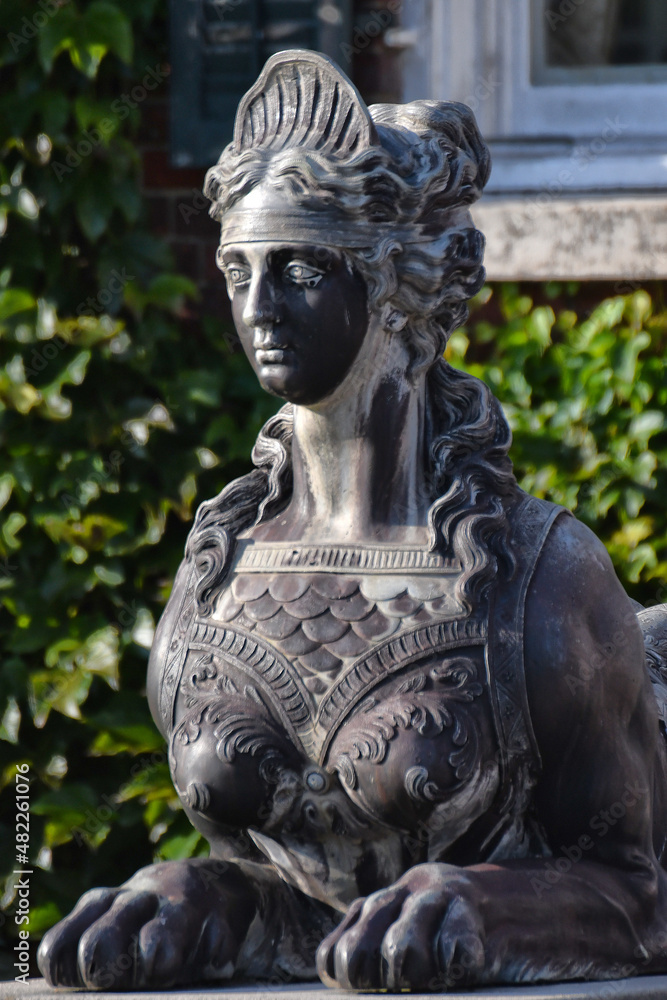 statue statue