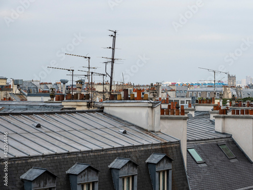 Toits parisiens avec vieilles antennes de television