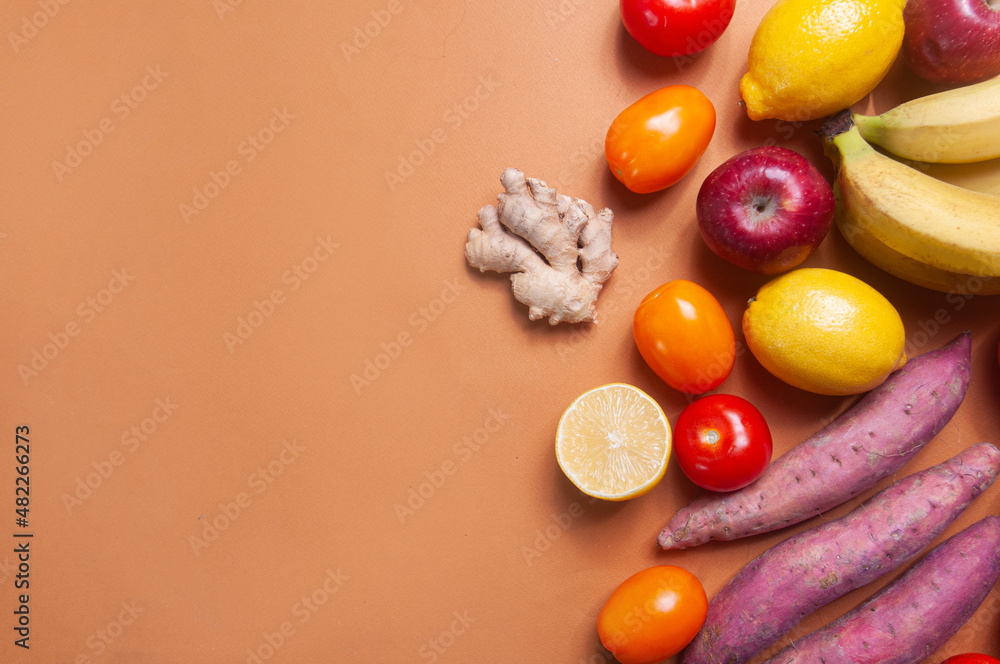 Obraz premium Fruits and vegetables on the table in a bag grocery shopping food deliver sustainaility concept