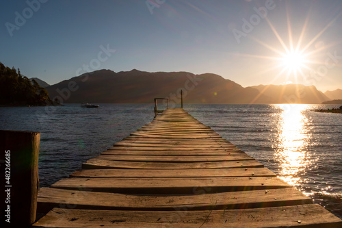 Muelle en lago patagónico al atardecer. En cercanías de Bariloche © Javier