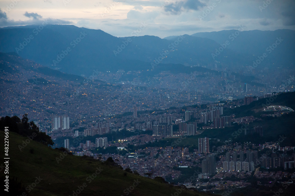 Panorámica del área metropolitana del Valle de Aburrá, en primer plano la ciudad de Bello, al fondo Medellín, enero de 2022, Antioquia Colombia