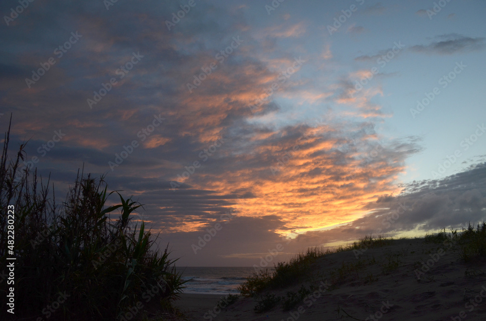 Dramático amanecer entre las dunas y el mar
