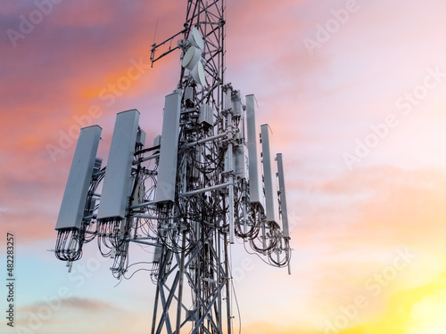 Fotografia 5G cell tower at sunset