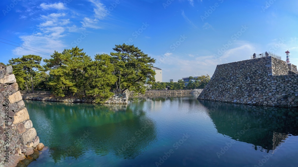青空バックに見る高松城跡の堀の情景＠香川