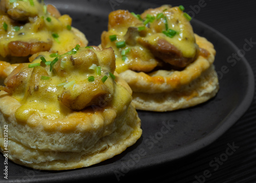 Puff pastry cases filled with chicken pieces and hollandaise sauce with onion. better known by vol-au-vent © Maiq_mv