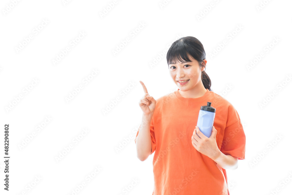 プロテインを飲む若い女性