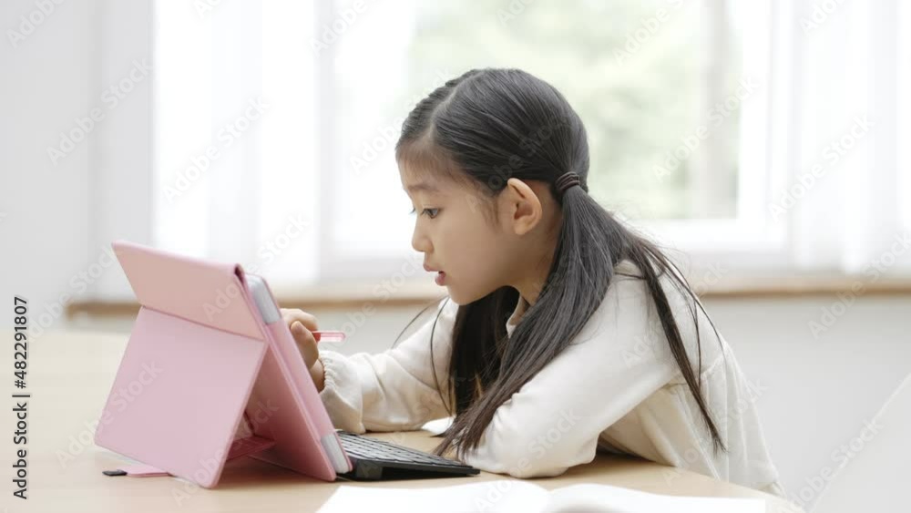 60p リビングでタブレット学習をする子供(育児・子育て) 60p リビングでタブレット学習をする子供(育児・子育て)