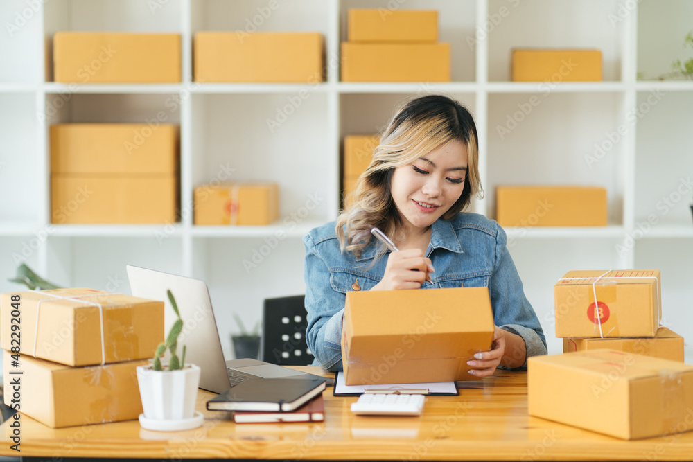 Starting small businesses SME owners female entrepreneurs check online orders to prepare to pack the boxes, sell to customers, sme business ideas online Starting small businesses SME owners female entrepreneurs check online orders to prepare to pack the boxes, sell to customers, sme business ideas online