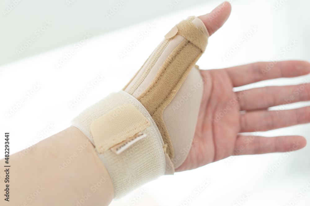 wrist and thumb of hand splint with wrist support for de quervain