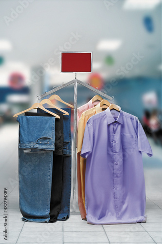 Roupas penduradas no cabide para vender.